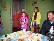Kinder berreichen Bastelarbeiten